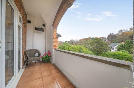 1384081-8-693196b...