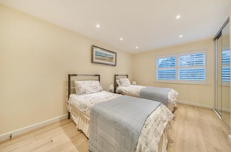 1399904-4-69692a7...