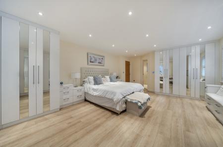 1399904-7-69692a9...