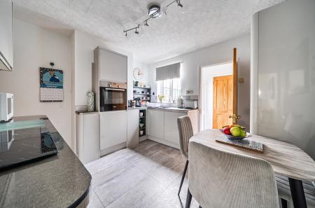 1403771-4-697b6ac...