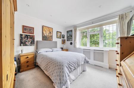 1305490-16-684972...