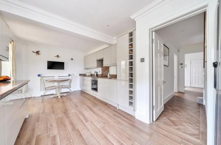 1305490-8-684970a...