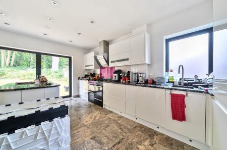 1305227-5-68553cb...