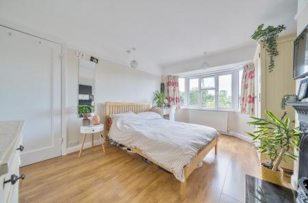 1348813-21-68bed8...