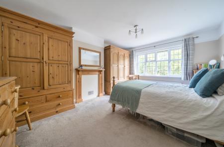 1348813-17-68bed7...