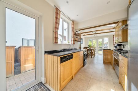 1348813-6-68bed57...