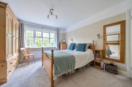 1348813-18-68bed7...