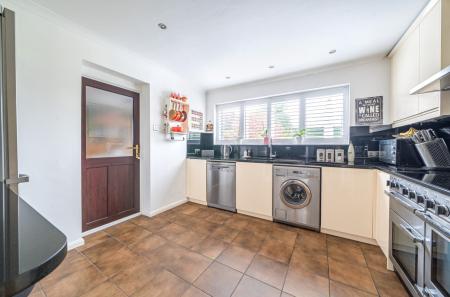 1370645-9-68fa73b...