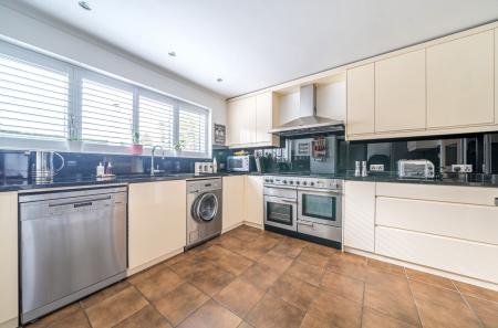 1370645-10-68fa73...