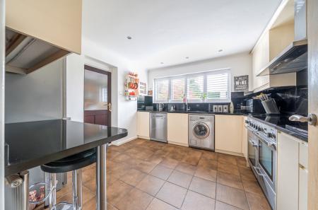 1370645-11-68fa73...