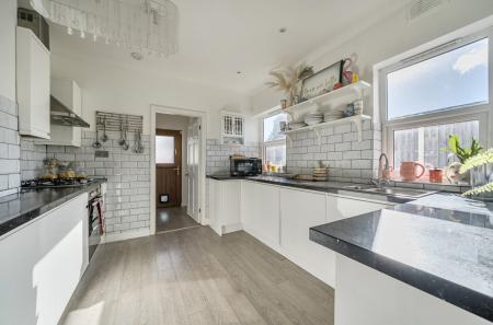 1371587-5-68fb9f0...