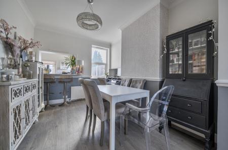 1371587-4-68fb9ee...