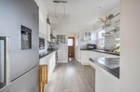 1371587-6-68fb9f1...