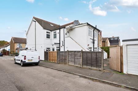 1372433-3-68ff7a8...