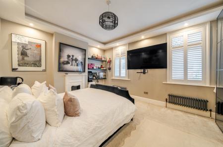 1410833-4-698e1d4...