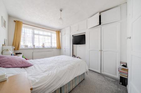 1339823-4-689b599...