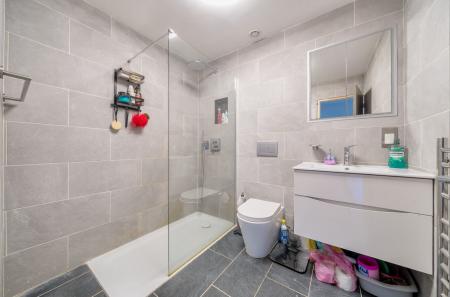 1369959-10-690202...