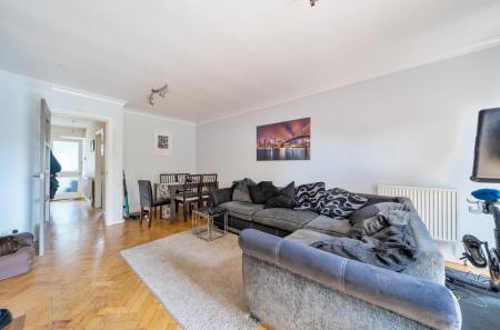 1369959-15-690202...