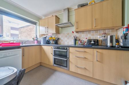 1369959-18-690202...