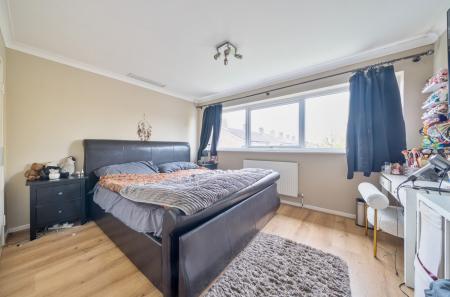 1369959-7-690200c...