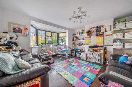 1374280-2-690e5bb...