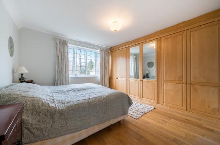 1387459-9-6935deb...