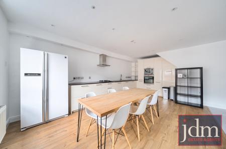 03e5259c-c18c-4b3...