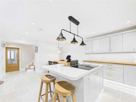 KITCHEN/DINING AREA