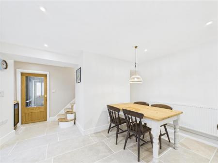 KITCHEN/DINING AREA