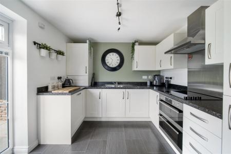 KITCHEN/DINING ROOM