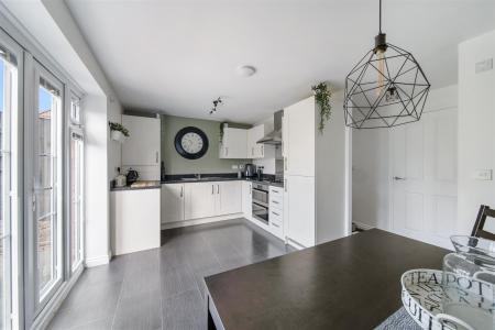 KITCHEN/DINING ROOM
