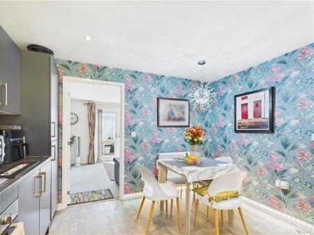 KITCHEN/DINING
