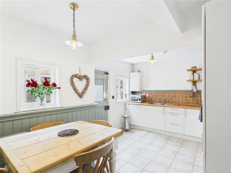 KITCHEN/DINING