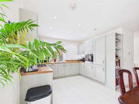 KITCHEN/DINING
