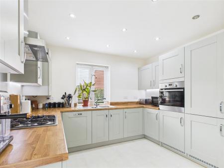 KITCHEN/DINING