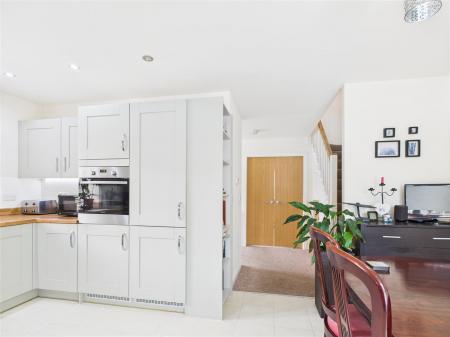 KITCHEN/DINING