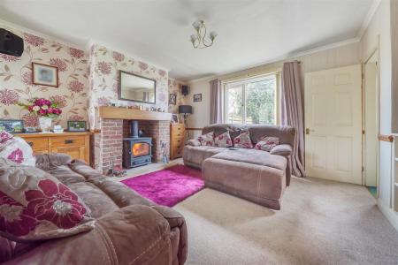 LIVING ROOM/DINING ROOM