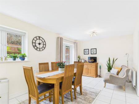 KITCHEN/DINING ROOM