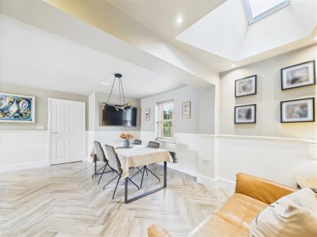 KITCHEN/DINING ROOM