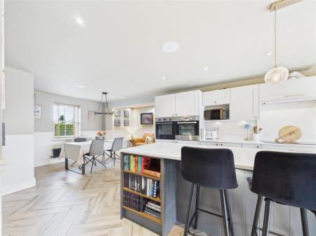 KITCHEN/DINING ROOM