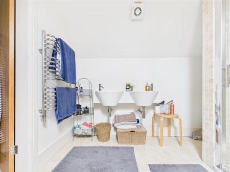 MASTER ENSUITE