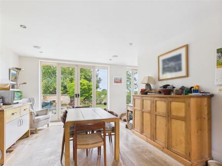 KITCHEN/DINING