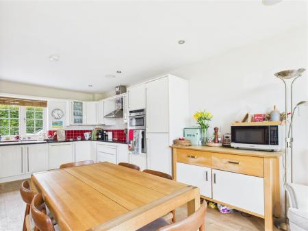 KITCHEN/DINING