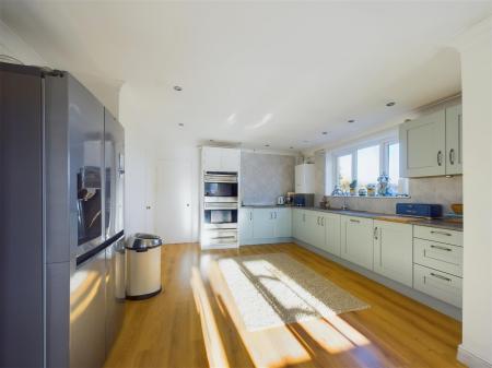 OPEN PLAN KITCHEN/DINING ROOM