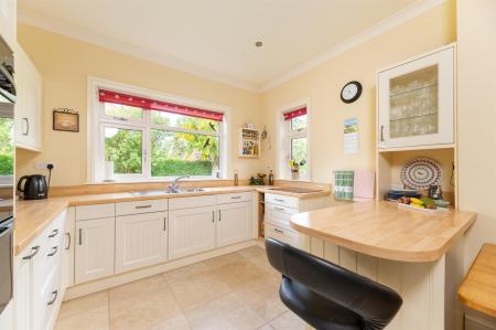 KITCHEN/DINING