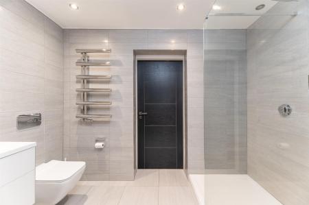 MASTER EN-SUITE