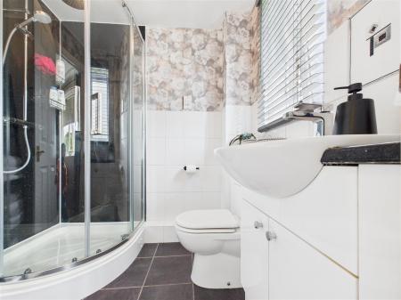 EN-SUITE BATHROOM