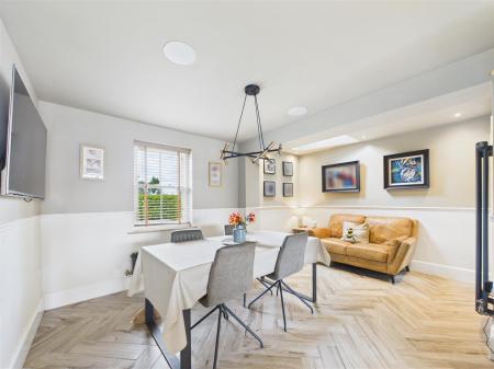 KITCHEN/DINING ROOM