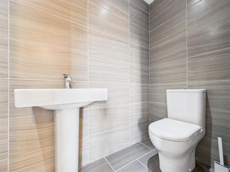MASTER EN-SUITE