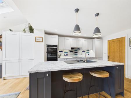 KITCHEN/DINING ROOM